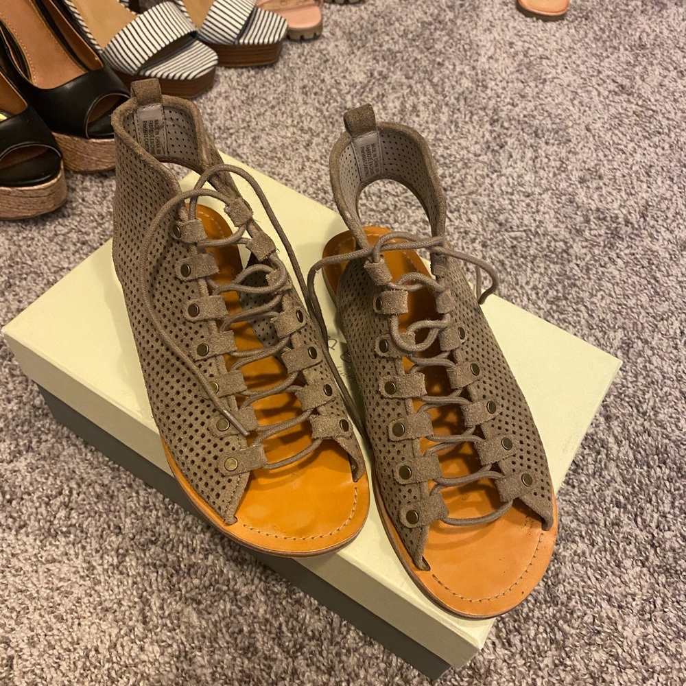 Hinge tie up sandals